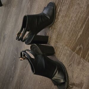 Black heeled shoes, size 7.5